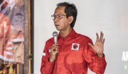 adi-sutarwijono-usai-dicopot-dari-ketua-pdip-surabaya-1746257882441_169