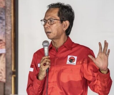 adi-sutarwijono-usai-dicopot-dari-ketua-pdip-surabaya-1746257882441_169