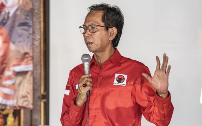 adi-sutarwijono-usai-dicopot-dari-ketua-pdip-surabaya-1746257882441_169