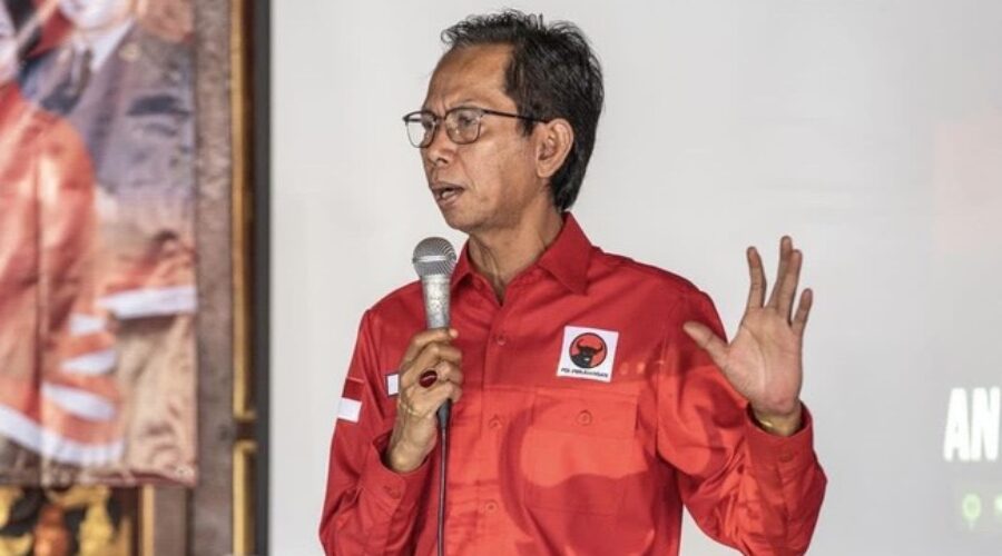 adi-sutarwijono-usai-dicopot-dari-ketua-pdip-surabaya-1746257882441_169