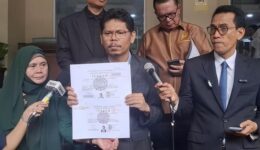 bonatua-pamer-salinan-ijazah-jokowi-saat-diperiksa-jadi-ahli-roy-suryo-cs-1770788214792_169