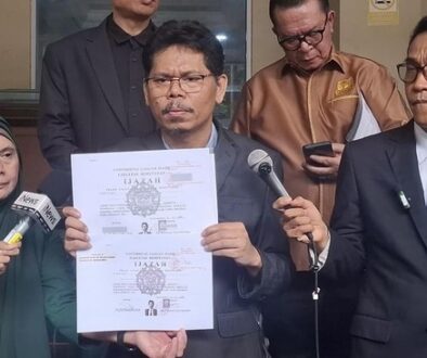 bonatua-pamer-salinan-ijazah-jokowi-saat-diperiksa-jadi-ahli-roy-suryo-cs-1770788214792_169