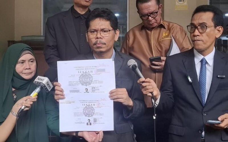 bonatua-pamer-salinan-ijazah-jokowi-saat-diperiksa-jadi-ahli-roy-suryo-cs-1770788214792_169