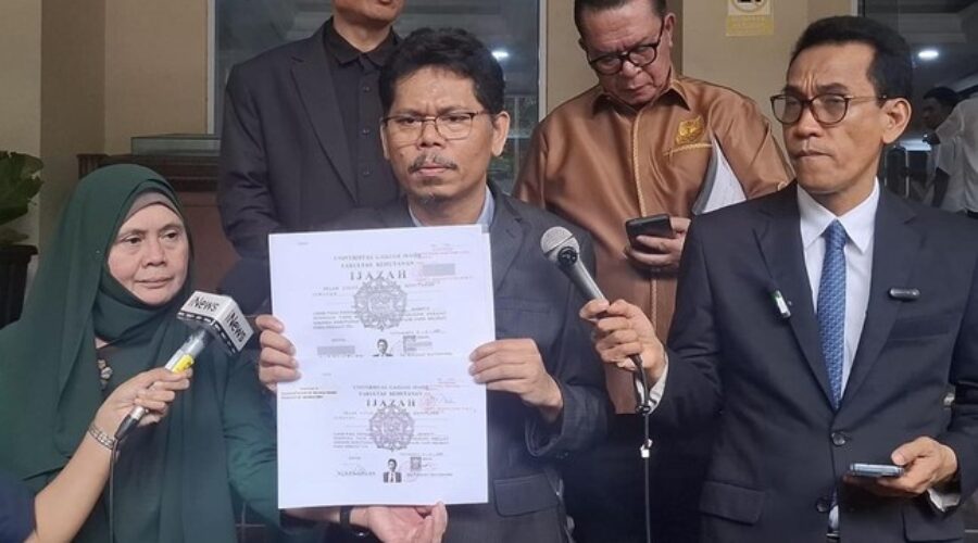 bonatua-pamer-salinan-ijazah-jokowi-saat-diperiksa-jadi-ahli-roy-suryo-cs-1770788214792_169