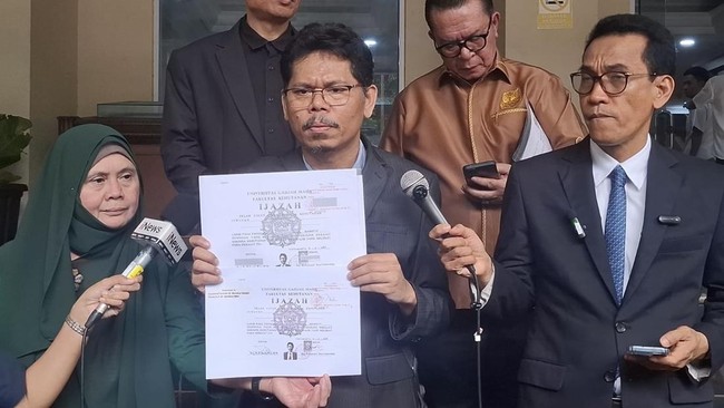bonatua-pamer-salinan-ijazah-jokowi-saat-diperiksa-jadi-ahli-roy-suryo-cs-1770788214792_169